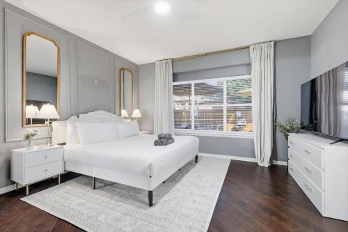 French-Style 5-BD w/ Pool, Playground, Cinema in Lewisville (Texas)