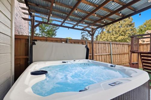 Pezsgőfürdő, French-Style 5-BD w/ Pool, Playground, Cinema in Lewisville (Texas)