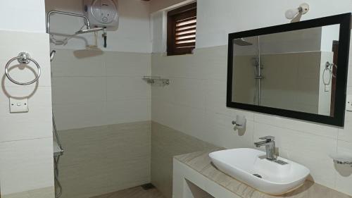 Bathroom, Lakeside Echo Homestay in Kurunegala Town Udawalpola