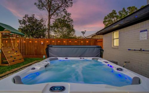 Hot tub, 5-BD, 2-BA Tranquil Retreat ft Jacuzzi & Playground in Ellington