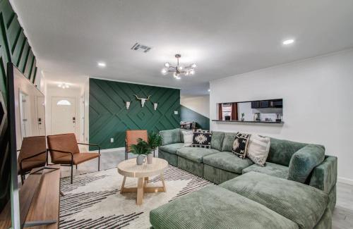 Facilities, 5-BD, 2-BA Tranquil Retreat ft Jacuzzi & Playground in Ellington