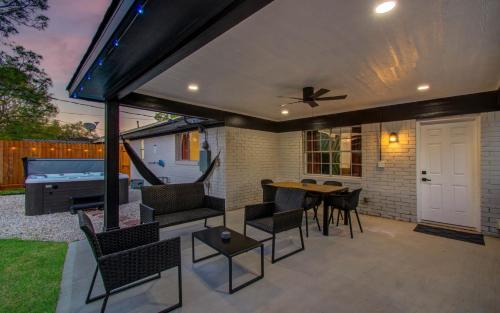 Hot tub, 5-BD, 2-BA Tranquil Retreat ft Jacuzzi & Playground in Ellington