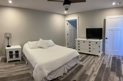 New Modern 3 br 2 bth Walking Trails shopping - image 14