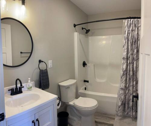 New Modern 3 br 2 bth Walking Trails shopping - main image