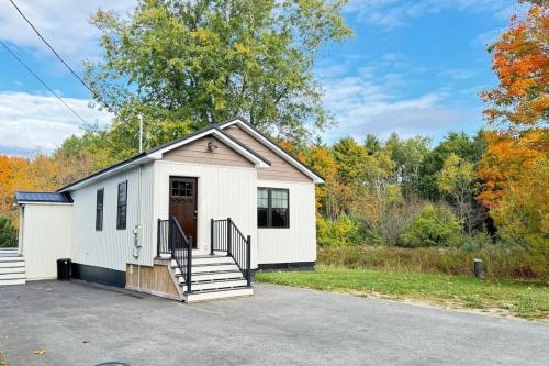 New Modern 3 br 2 bth Walking Trails shopping - image 11