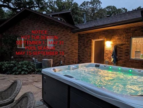 . Large Webster City Retreat With Private Pool Hot Tub Game Room And Pool Table For 16 Guests