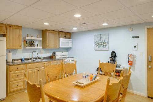 Near Boating, Lake Huron! Quiet Condo on Creek in Порт Хюрън, Мичиган