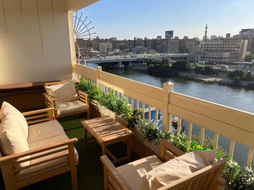 Nile-view 3BR in Zamalek with Terrace – khách sạn tại Mohandesin