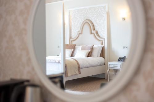 Suite, four poster