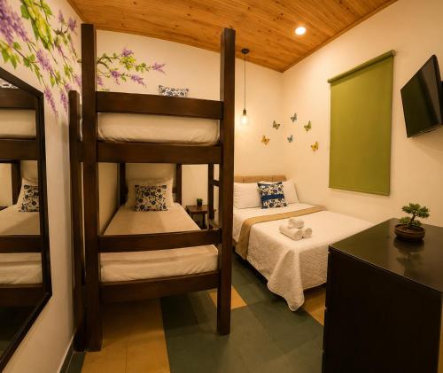 1 double bed, 1 bunk bed