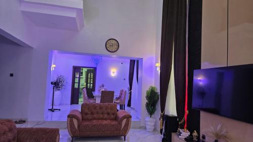 2bedroom Ensuite Home with Pool ,Wifi & 24 hour Power in อะคูร์