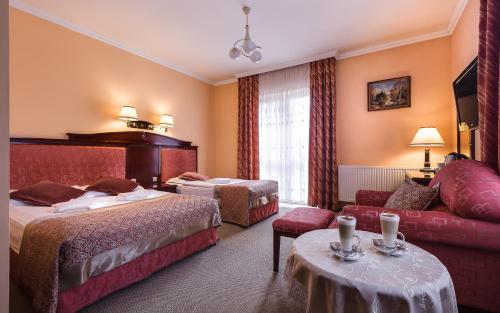 1 double bed, 1 twin bed