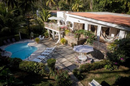 Mis 4 Tesoro's Tropical Paradise Home in Acachapa