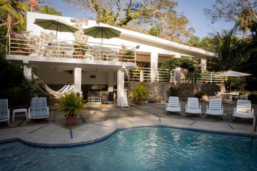 Mis 4 Tesoro's Tropical Paradise Home in Acachapa