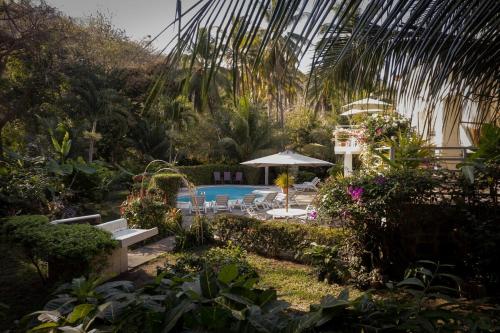 Mis 4 Tesoro's Tropical Paradise Home in Acachapa