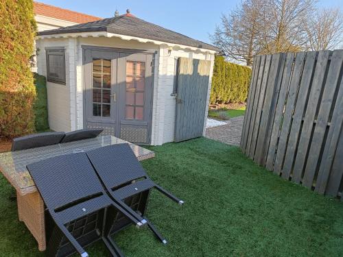 Kert, Sunny Chalet near Amsterdam at Camping Venhop in Berkhout
