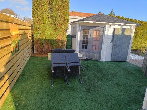Kert, Sunny Chalet near Amsterdam at Camping Venhop in Berkhout