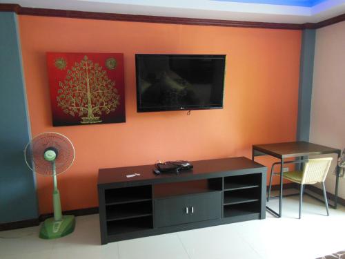 Boomerang Guesthouse and Bar