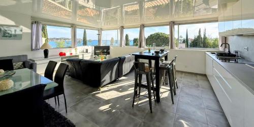 VILLA SUPERBE VUE MER SUR LA BAIE DE BANDOL , 200 m des PLAGES