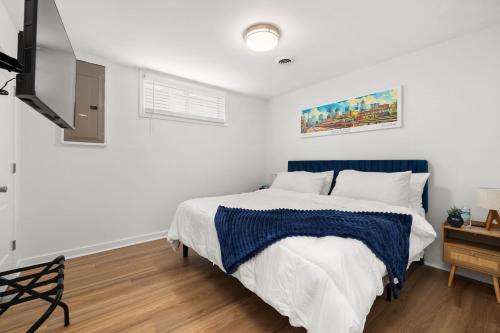 Basement Suite Downtown- King Bed- Walk to Chavis Park- Splash Pad-Food Hall