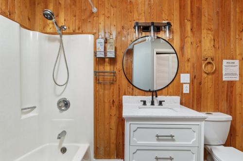 Blue Bird 3BR Cabin - Sleeps 8 Hot Tub Starlink Wifi Fire Pit - image 12