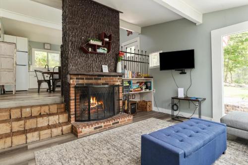 Blue Bird 3BR Cabin - Sleeps 8 Hot Tub Starlink Wifi Fire Pit - image 9