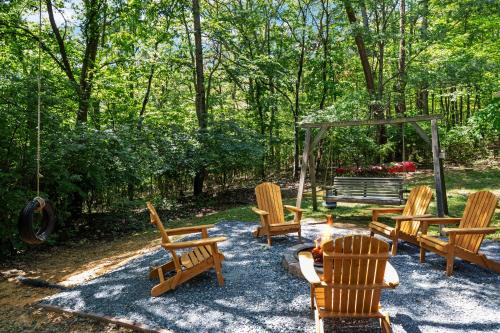 Blue Bird 3BR Cabin - Sleeps 8 Hot Tub Starlink Wifi Fire Pit - image 13