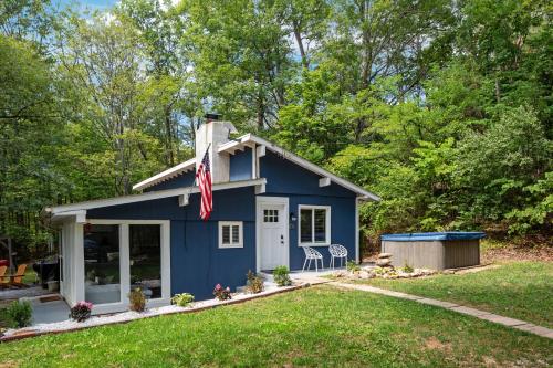 Blue Bird 3BR Cabin - Sleeps 8 Hot Tub Starlink Wifi Fire Pit - main image