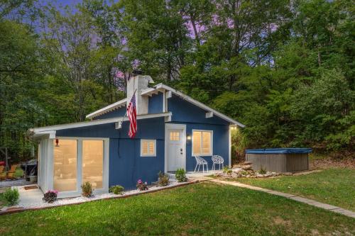 . Blue Bird 3BR Cabin - Sleeps 8, Hot Tub, Starlink Wifi, Fire Pit