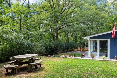 Blue Bird 3BR Cabin - Sleeps 8 Hot Tub Starlink Wifi Fire Pit - image 14