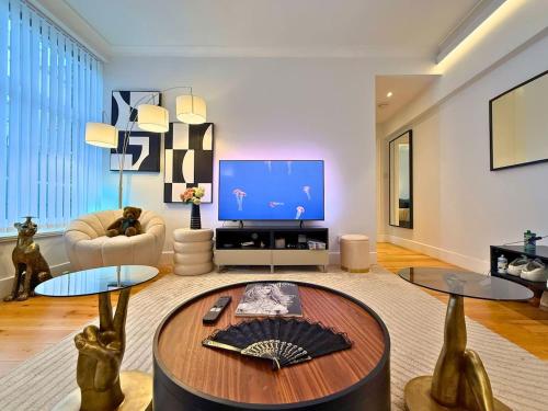 LuxuryLondonStays - Cosy Mayfair Hideout on Prestigious Street - image 3