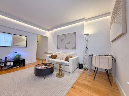 LuxuryLondonStays - Cosy Mayfair Hideout on Prestigious Street - image 11