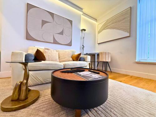 LuxuryLondonStays - Cosy Mayfair Hideout on Prestigious Street - image 14