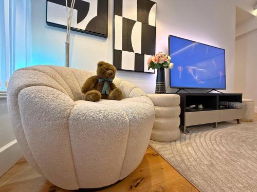 LuxuryLondonStays - Cosy Mayfair Hideout on Prestigious Street - image 7