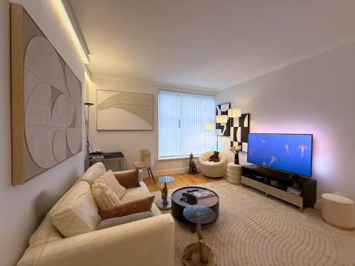 LuxuryLondonStays - Cosy Mayfair Hideout on Prestigious Street - image 9