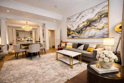 LuxuryLondonStays - Knightsbridge & South Kensington Private Garden Super King 2Beds 2Bath by Hyde P in Kensington and Chelsea