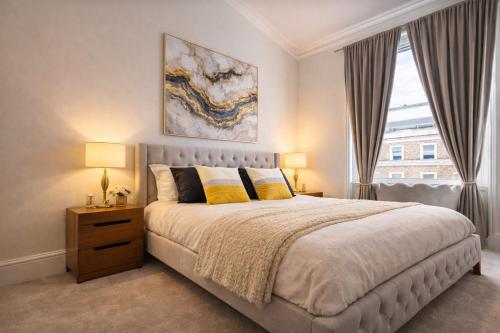 LuxuryLondonStays - Knightsbridge & South Kensington Private Garden Super King 2Beds 2Bath by Hyde P in Kensington and Chelsea