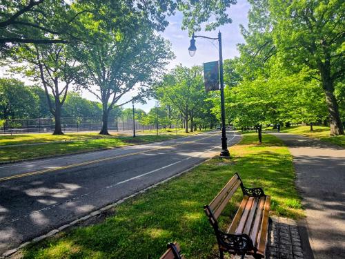 2 BEDROOM APARTMENT 20 min-Newark Airport 15 min- Stadium Downtown Newark- Branch Brook park inn in Belleville (NJ)
