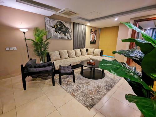 Goldcrest Mall DHA Phase 4 - Luxury Serviced Apartments by Alvis Suite - image 5