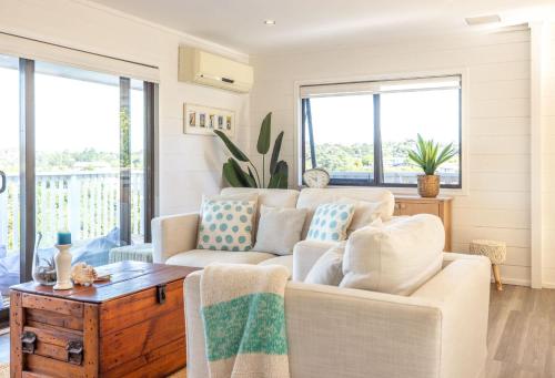 Skomer House - Sea Views & Central Waiheke Living – khách sạn tại Surfdale