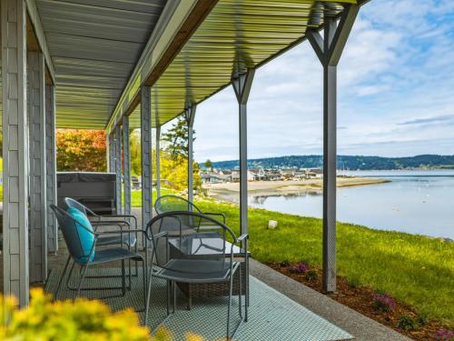 Waterfront Camano Island Retreat, Hot TubKayaks in Kamano sala (WA)