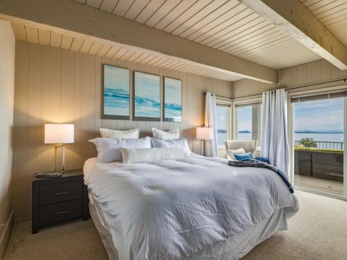 Waterfront Camano Island Retreat, Hot TubKayaks in Kamano sala (WA)