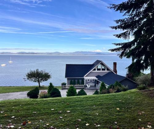 Waterfront Camano Island Retreat, Hot TubKayaks in Kamano sala (WA)