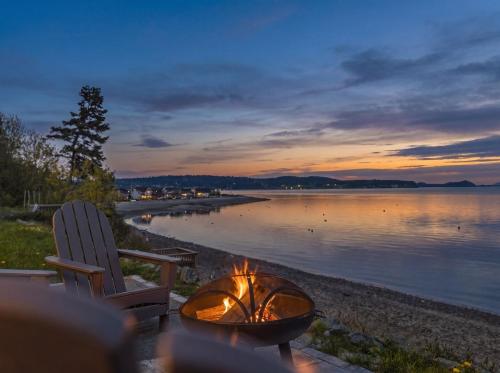 Waterfront Camano Island Retreat, Hot TubKayaks in Kamano sala (WA)