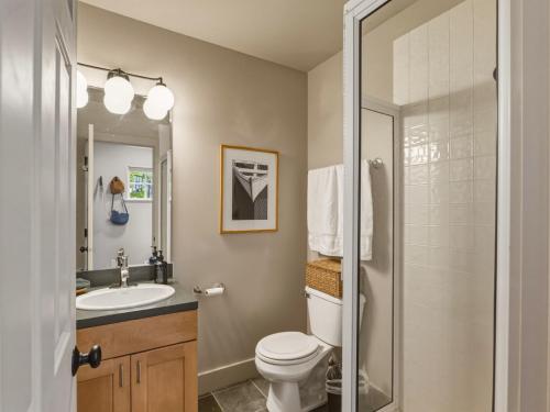 Waterfront Camano Island Retreat, Hot TubKayaks in Kamano sala (WA)
