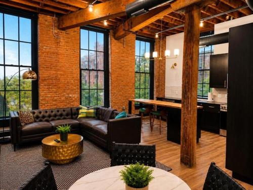 Brick & Bed Riverfront Lofts, T 303