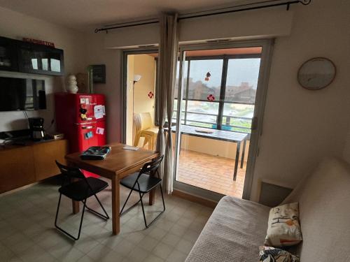 Appartement Charmant avec Piscine, Tennis et Parking à Capbreton, Proche Océan et Port de Plaisance - FR-1-239-880