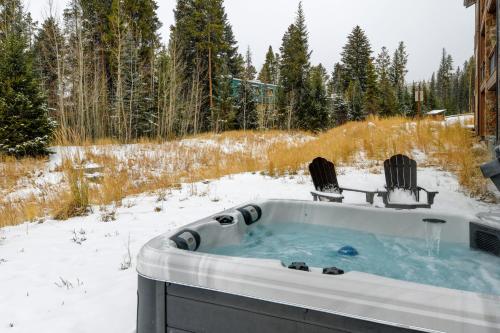 New Luxury Chalet #135 With Hot Tub & Great Views - 500 Dollars Of FREE Activities & Equipment Rentals Daily in Winter Park, USA