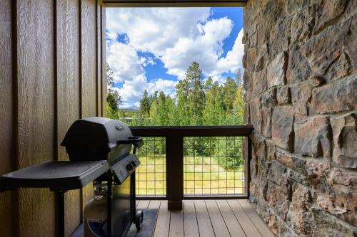 New Luxury Chalet #135 With Hot Tub & Great Views - 500 Dollars Of FREE Activities & Equipment Rentals Daily in Winter Park, USA