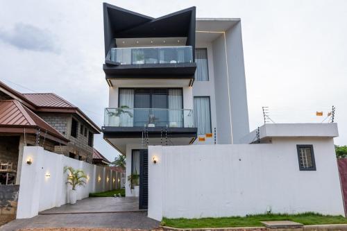 Luxe Smart Villa, Pool, Backup Power, Concierge — other in MV88+45 Accra, Accra Ghana,